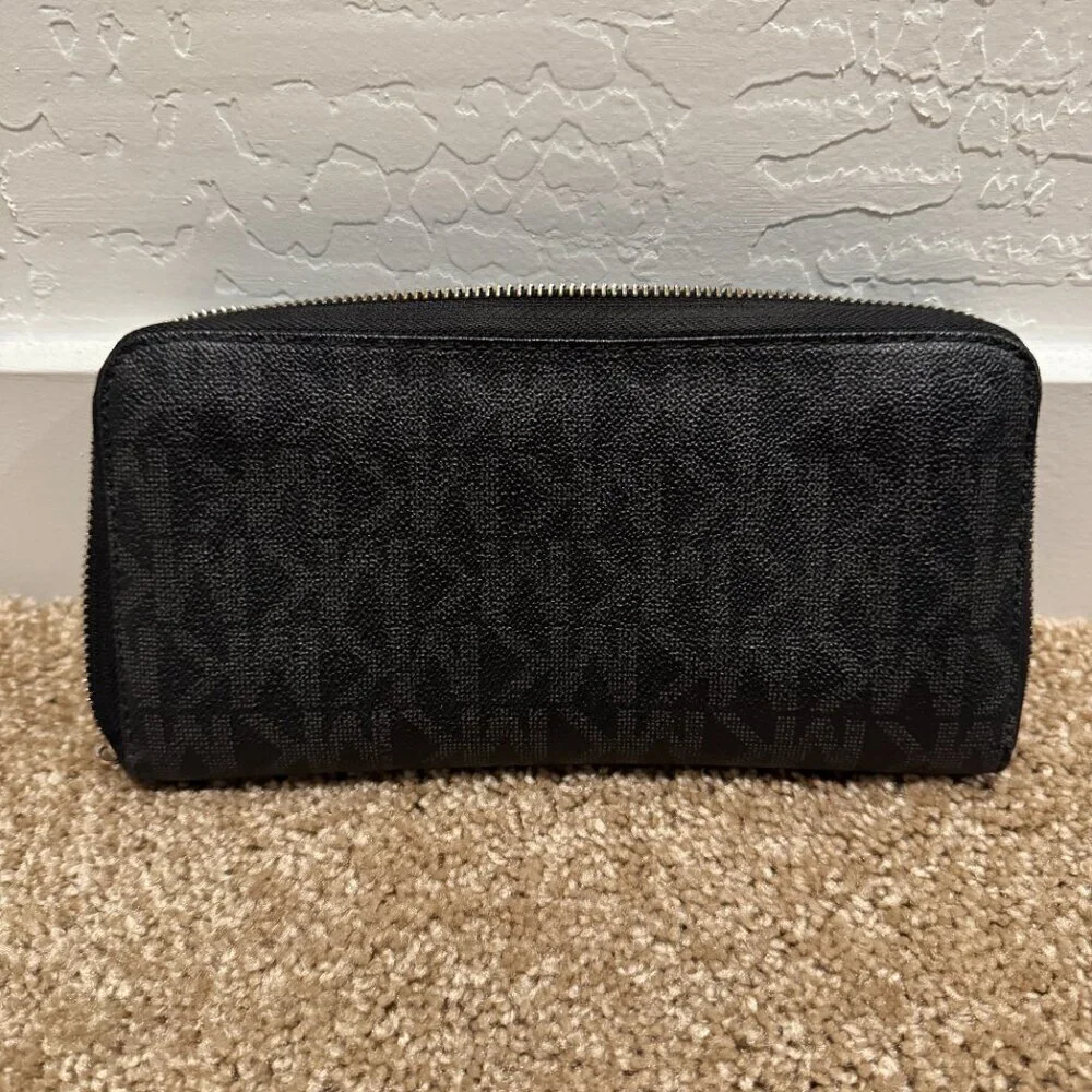 Michael Kors Logo Jet Set Travel Continental Extra Large Wallet